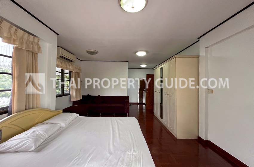 House with Shared Pool in Srinakarin 